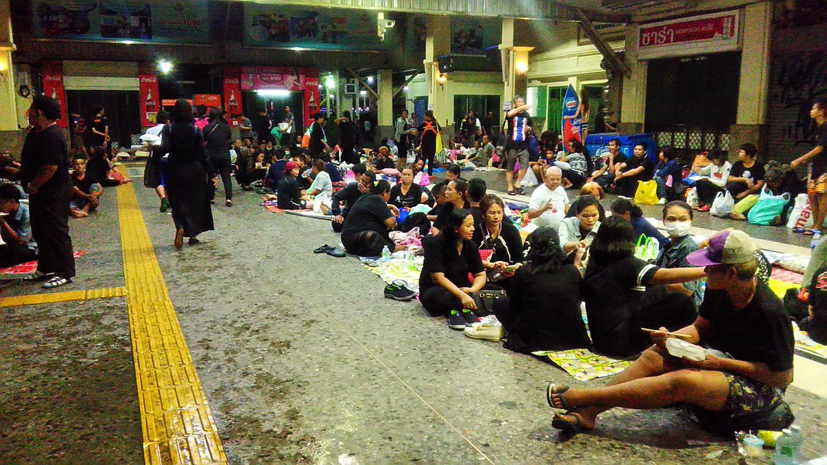 septemberends01's tweet photo. @js100radio 22.12 น. ประชาชนส่วนหนึ่งนอนค้างที่สถานีรถไฟหัวลำโพง และส่วนหนึ่งรอรถไฟกลับบ้านที่ชานชลา https://t.co/eXFsEf2iyj