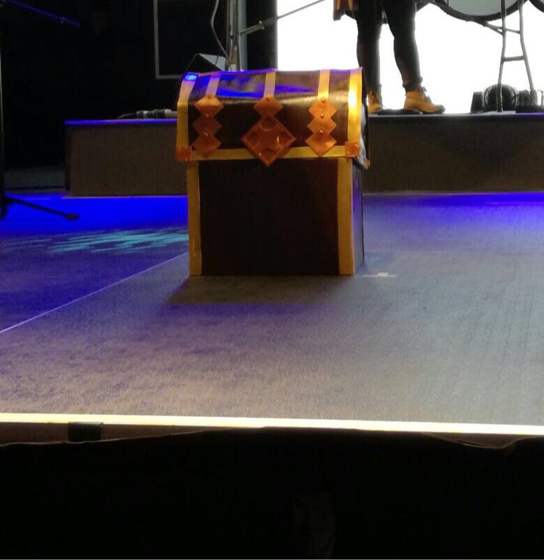 ANIMEAbuDhabi's tweet photo. What's inside the box? #Cosplay #AnimeAbuDhabi #YasIsland https://t.co/9ob6S4OOx4
