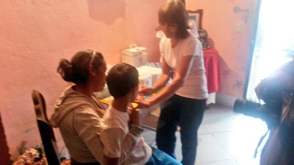 carrizal_psuv's tweet photo. Casa por casa impulsando políticas de salud del Gobierno Bolivariano. La revolución llega a cada rincón de #Carrizal https://t.co/i6vuNStEOo