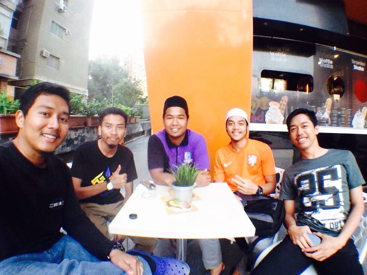 firdauskama's tweet photo. Alhamdulillah, family baru. ☺️
Nasib korg lah dpt fasi tak pakai kopiah.. Uhukk.. 😂
#HalaqahIlmiah #Team3 #PMUI https://t.co/YnmHThhyuS