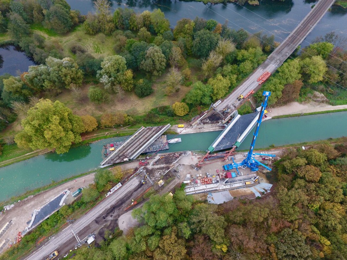 Départ de l'ancien pont. La nouvelle structure est poussée par des chariots automoteurs. Impressionnant ! #LereseauavanceIDF #SNCFreseau