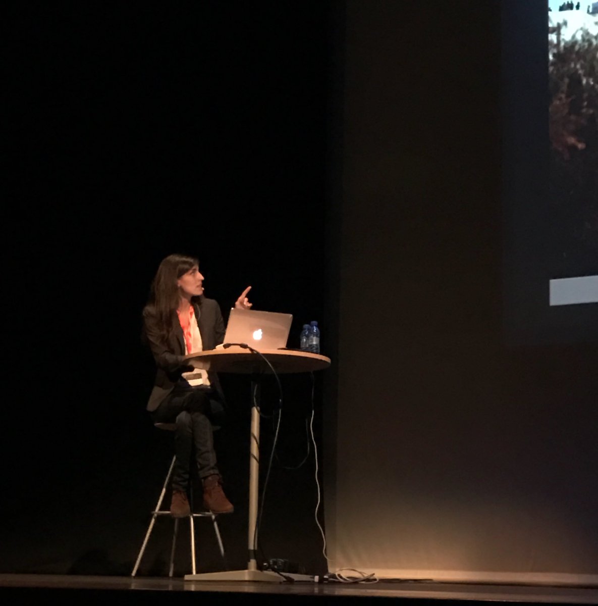 La fotógrafa <a href="/Maysun/">Maysun</a> hablando sobre fotoperiodismo en zonas de conflicto. Muy duras sus fotos de Siria. En <a href="/Lucesde_LaRioja/">Luces de La Rioja</a>