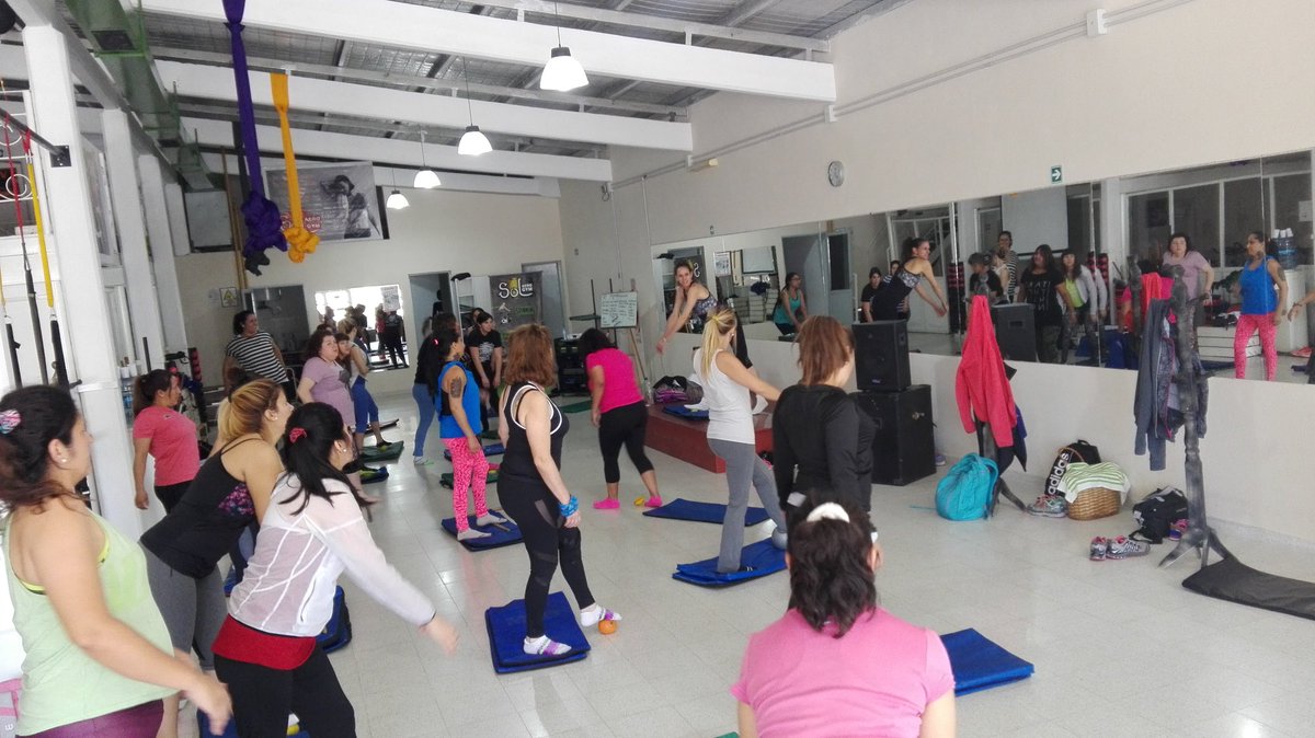 DanielBongiovan's tweet photo. Excelentes profesionales forman #Instructores #baelee #Fitness #Social. De toda la provincia #Neuquén  #yoelijo https://t.co/Avyefo7mIH