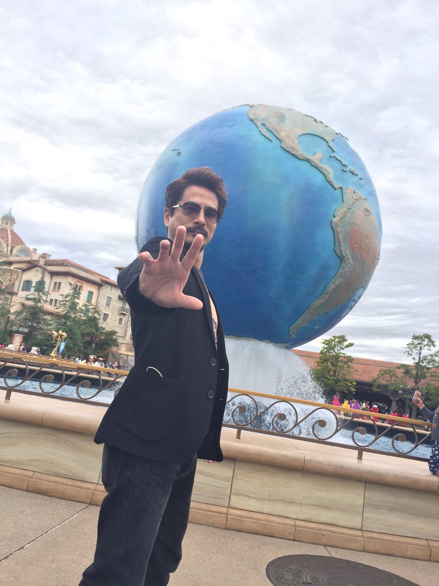 NAWOQI's tweet photo. 本日午前中に私服でウォルトディズニー像のポーズを決める私と、午後から海賊コスではしゃぐ私。

#シーハロ #パイ��ーツオブカリビアン  #ディズニー https://t.co/p5ahCchcOR
