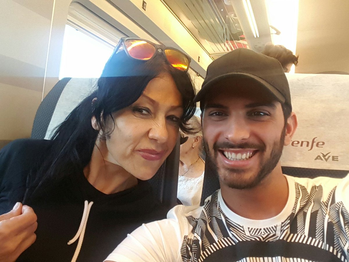 _SusoGH16_'s tweet photo. Jajaja que coincidencia en el ave con la elegida de dios jejej https://t.co/Qqdv5zdix3