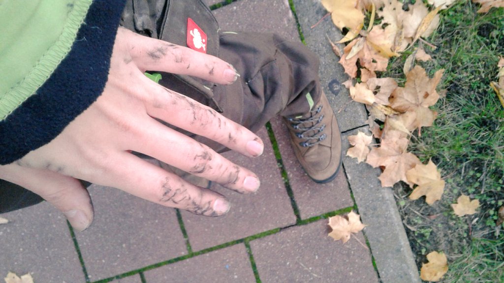FrauVonElster's tweet photo. Endlich mal die passenden Hände zur Hose! 
#engelbertstrauss https://t.co/ghT3olX3S5