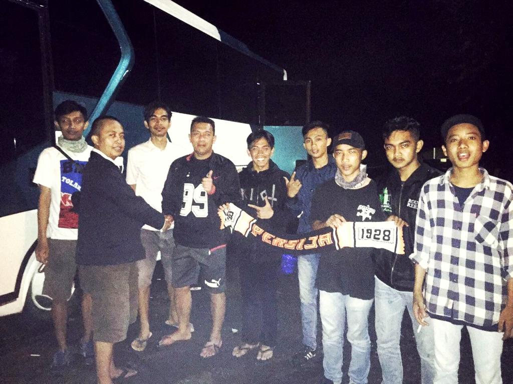 Donasi untuk penggantian kaca bus Jak Sukabumi telah diserahkan hari ini (29/10) di Sukabumi oleh team #JCpeduli