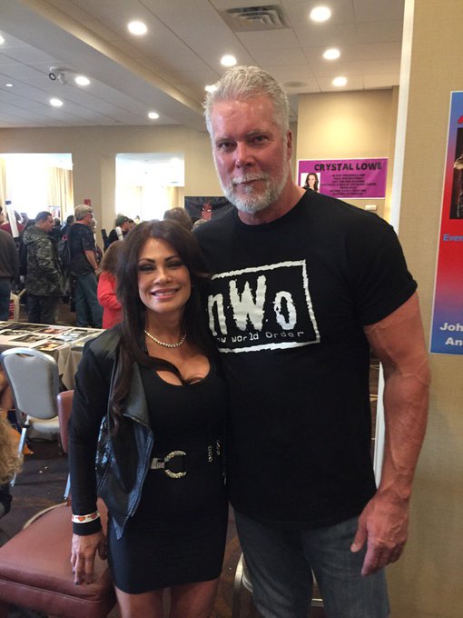 Kevin Nash Signing next to him Sweetttttttttt https://t.co/HL6aMgpFCx