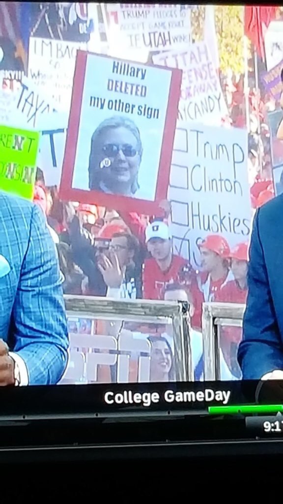 FakeSportsCentr's tweet photo. Best sign at today's college GameDay https://t.co/ehZmcRrH5g