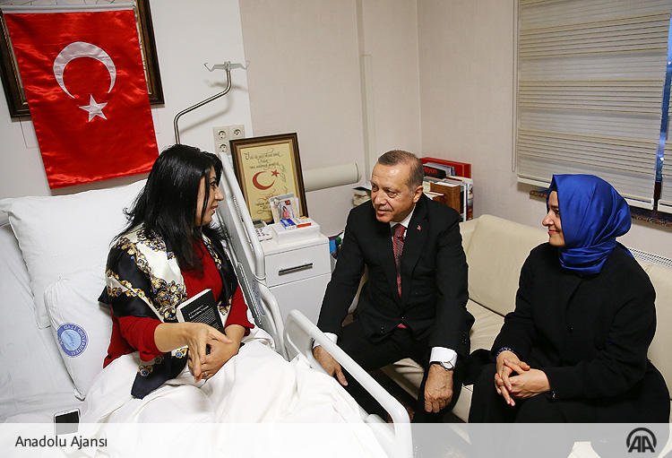 TurkHaberAjansi's tweet photo. #CumhurbaşkanıErdoğan, 15 Temmuz'da kendisini yanındakilere siper ederek yaralanan İzmirli öğretmen Derya Ovacıklı'yı ziyaret etti. https://t.co/KtfQkAADJg
