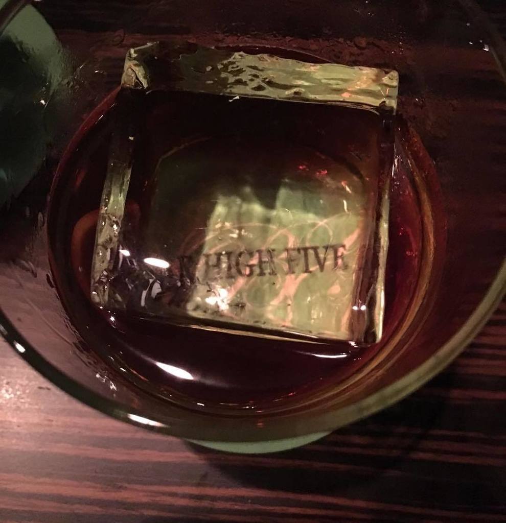 CocktailMaestro's tweet photo. Out of this world 'High Five Black Negroni' #barhighfive #tokyo #mandarinorientalhongkong … https://t.co/fXeV9Jh0EU https://t.co/5RMo9yV4O1