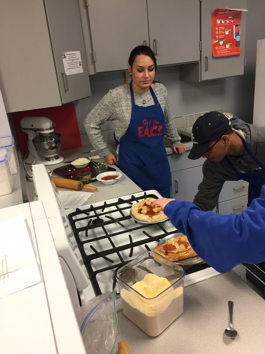 fcsatfhs's tweet photo. Pizza making- B period https://t.co/TIELXauCAN