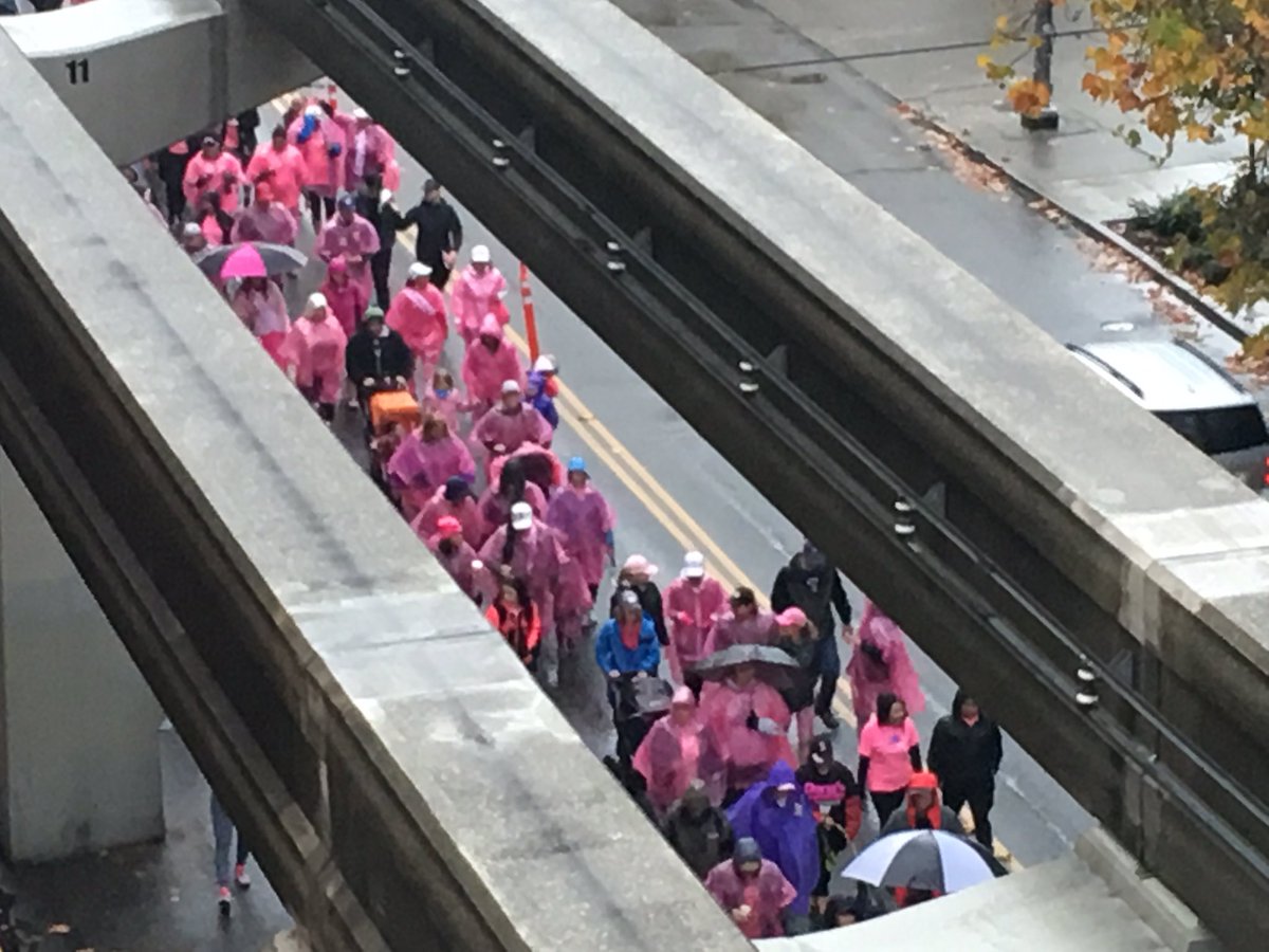 SteveTVNews's tweet photo. Look at all of that PINK! ๐ #MakingStridesSeattle is just passing by KOMO Plaza! #komonews https://t.co/fZRGMfEepo