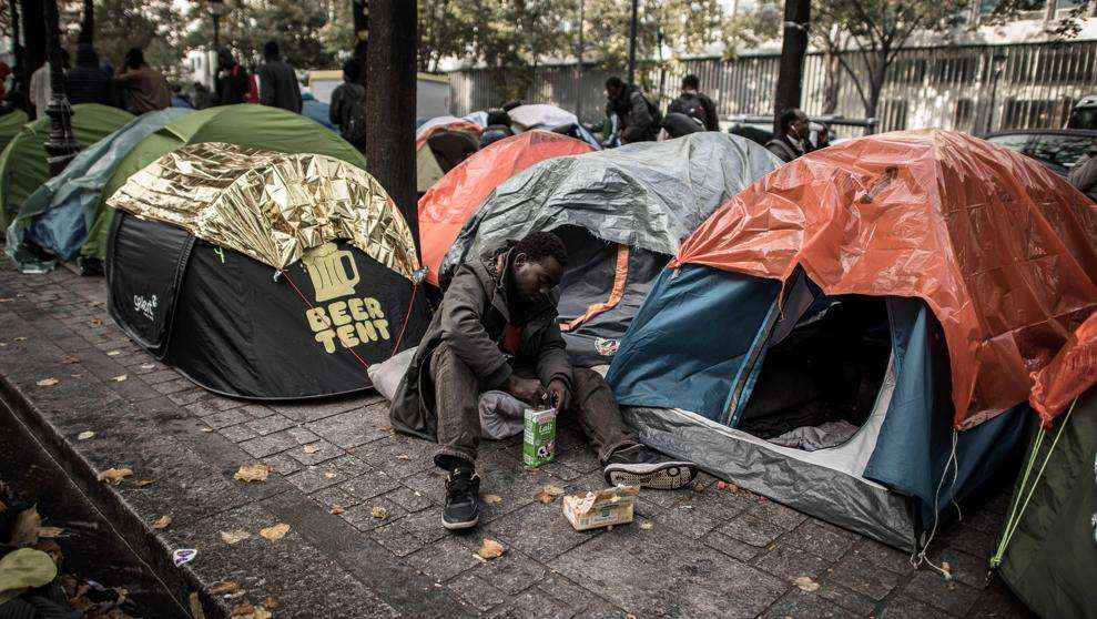 "la gente está literalmente durmiendo en las calles de paris" <a href="/danixvelas/">Dani Velázquez</a> #yoEscuchoSinFronteras