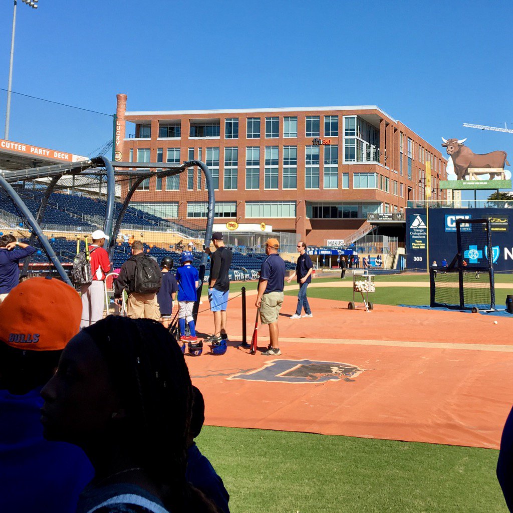 gwh3's tweet photo. ...and a fan hit the Famous Bull during BP! Sign him!?! #fallfanfest @DurhamBulls https://t.co/uu24rPcpkX