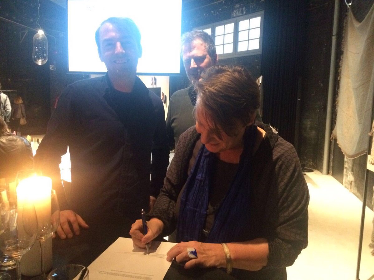 dutchdesignweek's tweet image. Wauw! Alderman @maryannschreurs just bought the Dyslectie Font by Christian Boer for all educational institutions in #Eindhoven! #DDW16