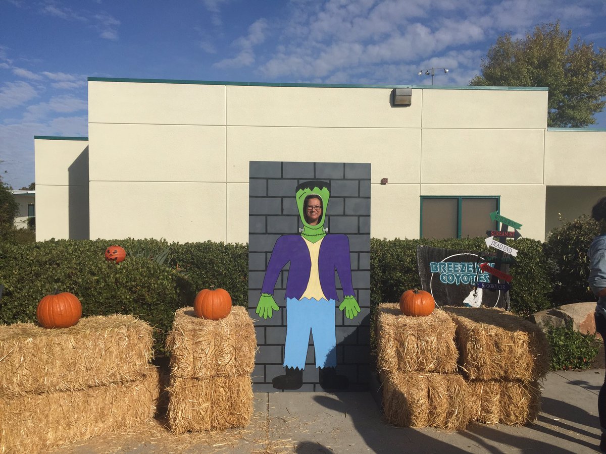 BHCoyotes's tweet photo. Fall Carnival starting in 10 minutes!!! https://t.co/z5GNo0Tbko