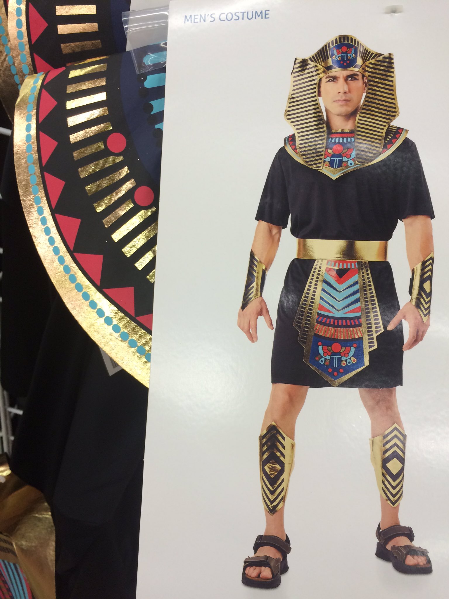 Now this costume on a guy would have me falling in love.... https://t.co/qr9xWBnwnG