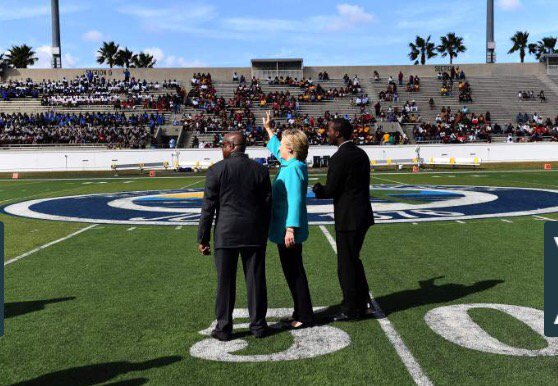 Trumptbird's tweet image. #HillaryClinton waves to a half empty stadium in #DaytonaBeach #VoteTrump #ClintonEmailScandal @realDonaldTrump
