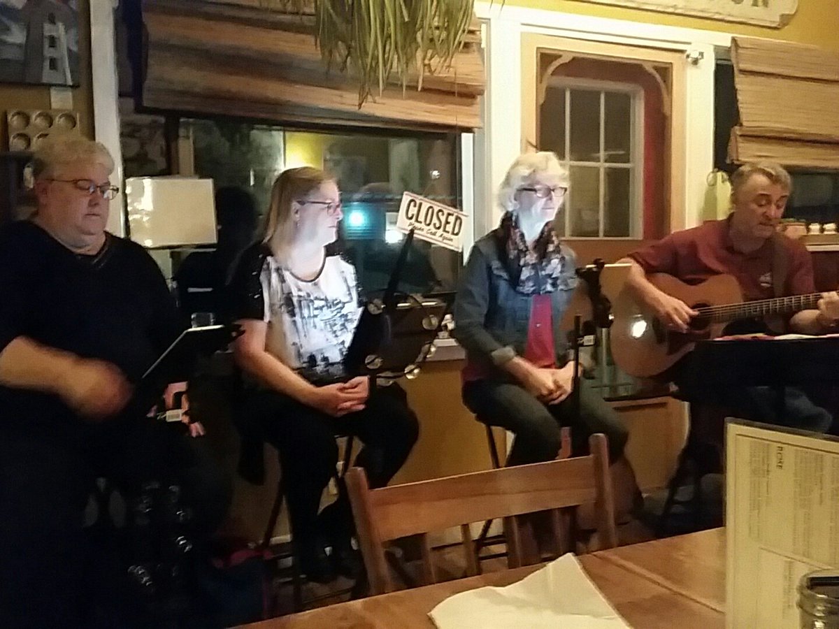 halifaxmaggie's tweet photo. Fantastic entertainment and amazing food! @RebeccasNS #livemusic #Mahonebay https://t.co/m4Zx5j8i4G