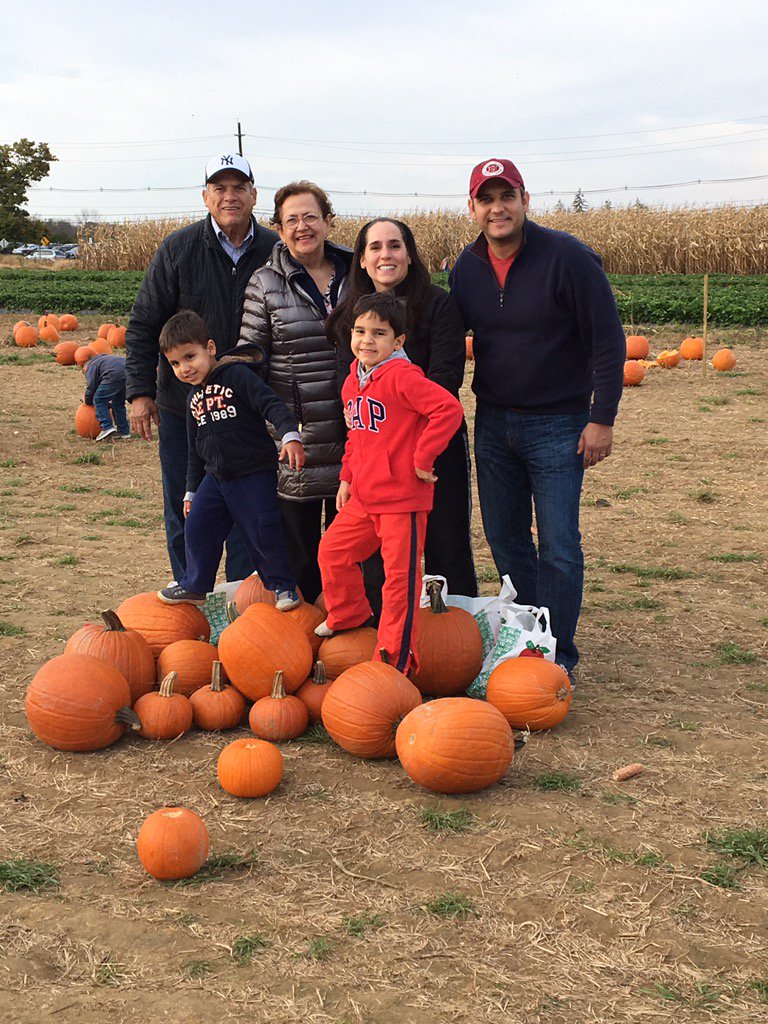 GGonzalez1126's tweet photo. #FallPicking con mis tesoros #Familia https://t.co/xePdoUNnXj