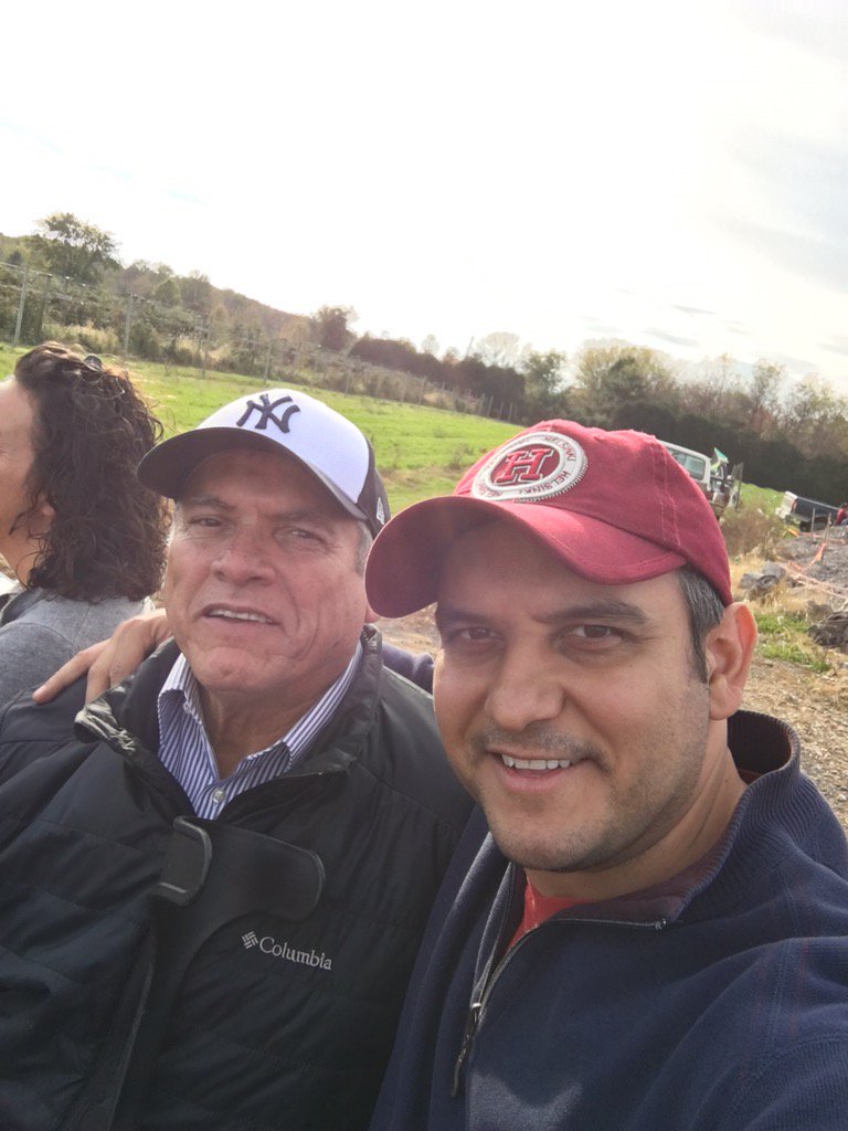 GGonzalez1126's tweet photo. #FallPicking con mis tesoros #Familia https://t.co/xePdoUNnXj