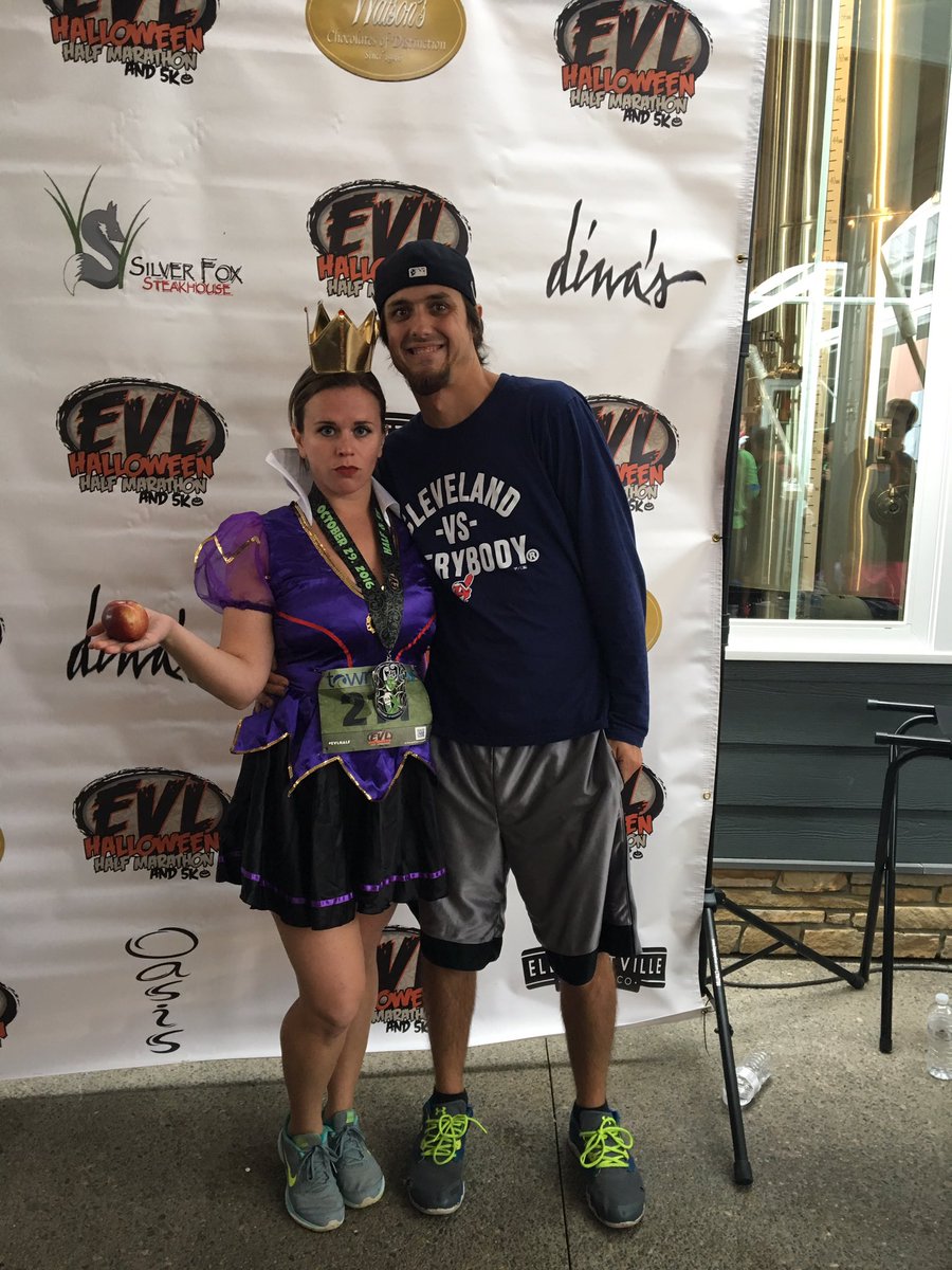 Jess_Kinmartin's tweet photo. Ran my fav race of the year! #EVLhalf in Ellicottville! 😈✨ #evilqueen 👑 https://t.co/dDsv8qgsdI
