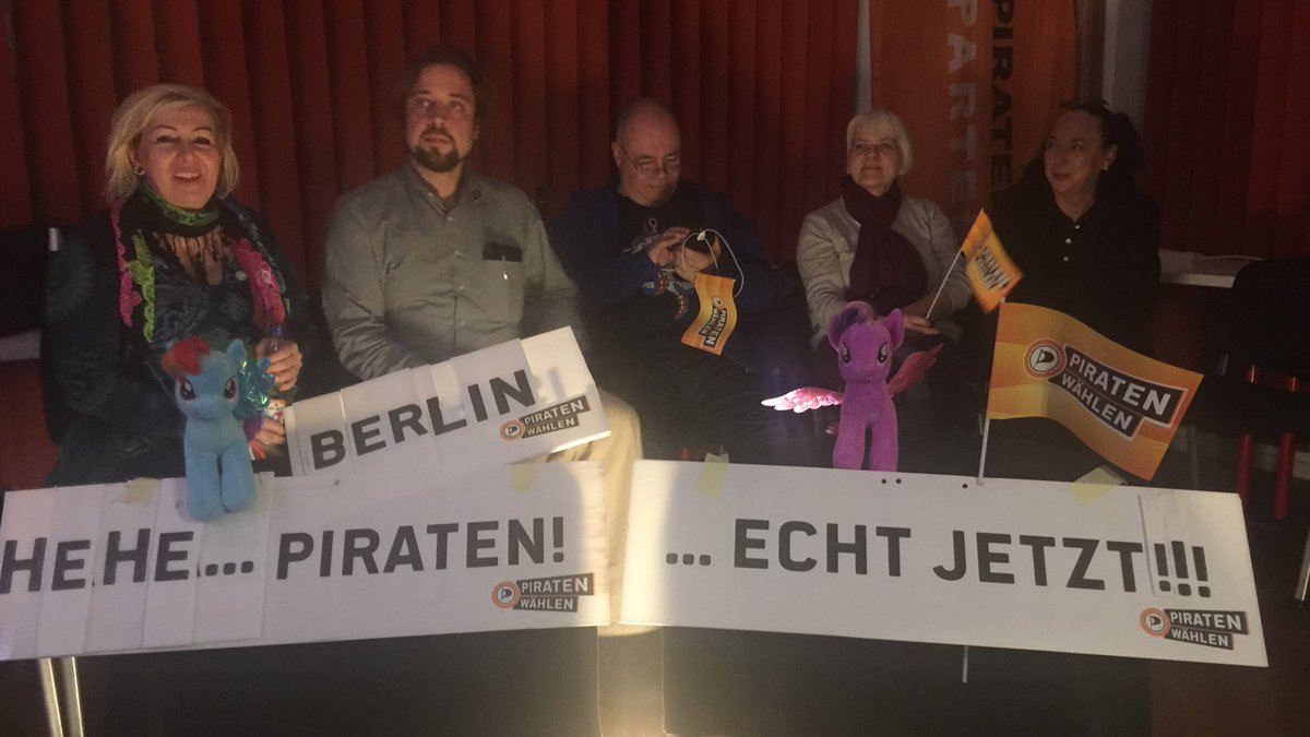 Wir haben jetzt etwas dekoriert, damit der Stream merkt, dass wir nicht "somewhere in Germany" sind, sondern Berlin. ;-) #PiratesForIceland