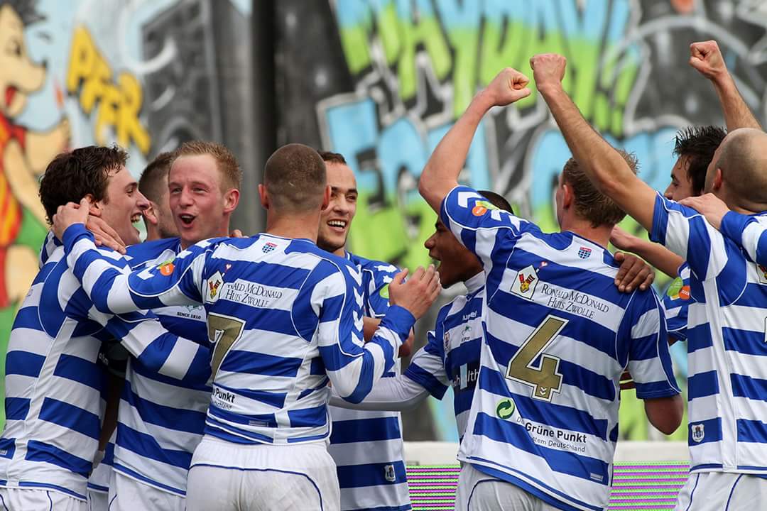 PECZwolle's tweet photo. IJsselderbyday!

Om 12:30 uur staan PEC Zwolle en Go Ahead Eagles lijnrecht tegenover elkaar. 

Retweet = Aanwezig! #zwogae #ijsselderby https://t.co/iVIGcdEErf