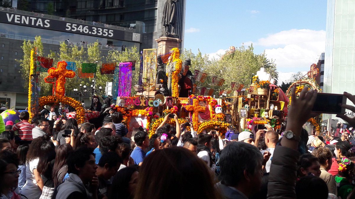 rivvvera's tweet photo. #desfileDiademuertos #cdmx #laclicka https://t.co/mENl4rI38x