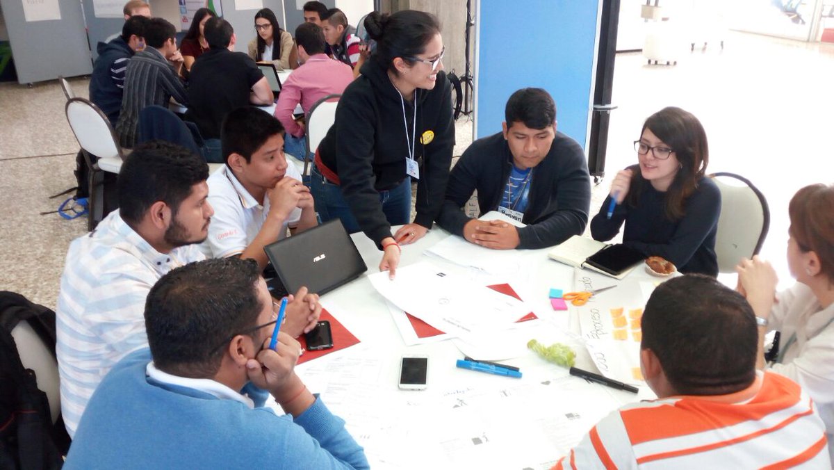 ¡Equipos que trabajan para mejorar vidas! #StartupWeekend #SWURL