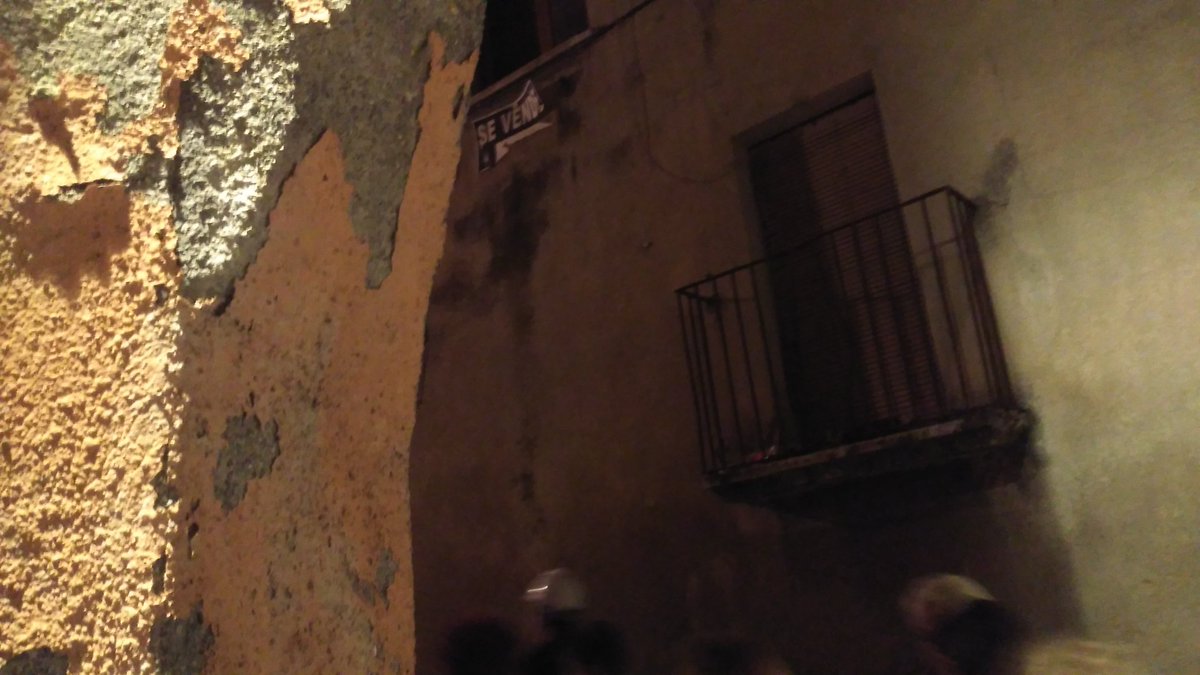 Una casa escapçada és una casa mutilada, ruta crítica pels desproposits del barri antic.