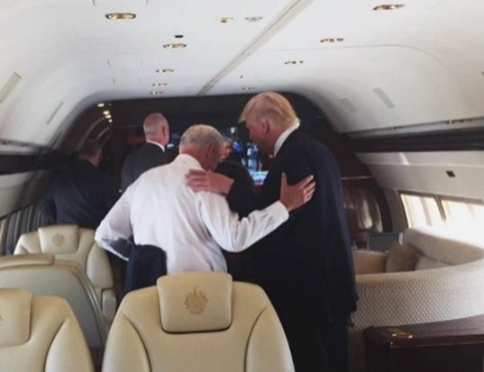 #Trump &amp; #Pence Praying Together Asking God 4 His Guidance in Their Quest to Serve! #HOPE cwfpac.com/eod/friday-jul… …