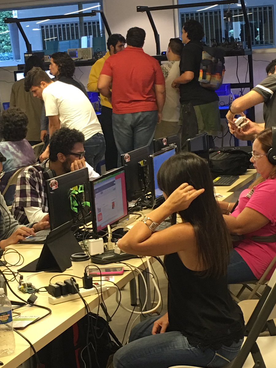JaimeYordanFrau's tweet image. @engine4cws sobre 300 personas en #RaspberryPiJam de @MakerspacePR.