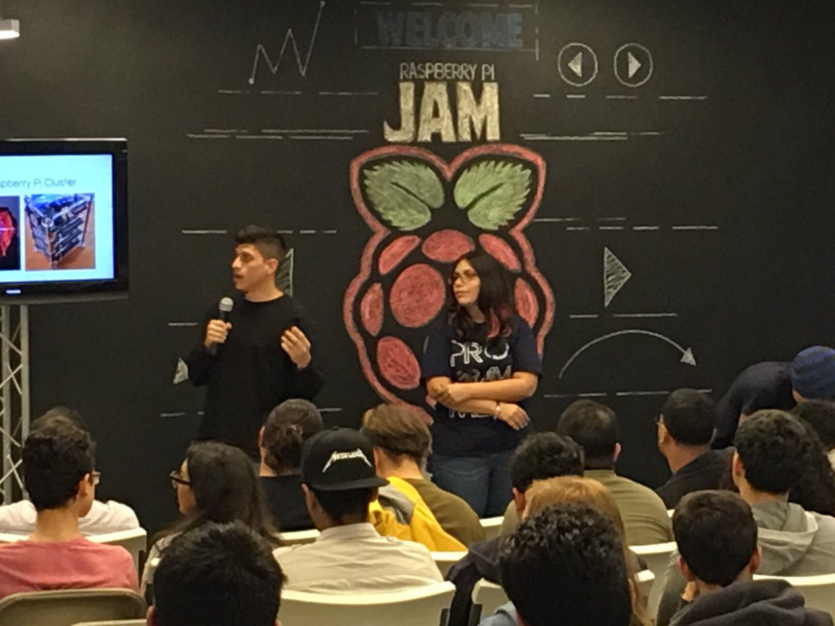 JaimeYordanFrau's tweet image. @engine4cws sobre 300 personas en #RaspberryPiJam de @MakerspacePR.