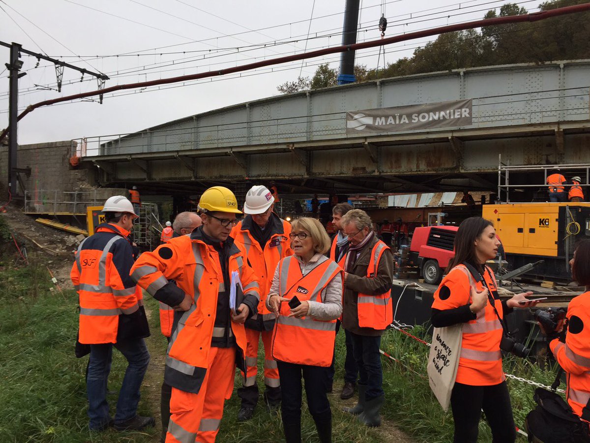 .<a href="/SNCFReseau/">SNCF Réseau</a> <a href="/jdehornoy/">Julien DEHORNOY</a> : bravo ! Chantier SNCF impressionnant à #Souppes/Loing avec remplacement du pont datant de 1941 en 100h chrono !