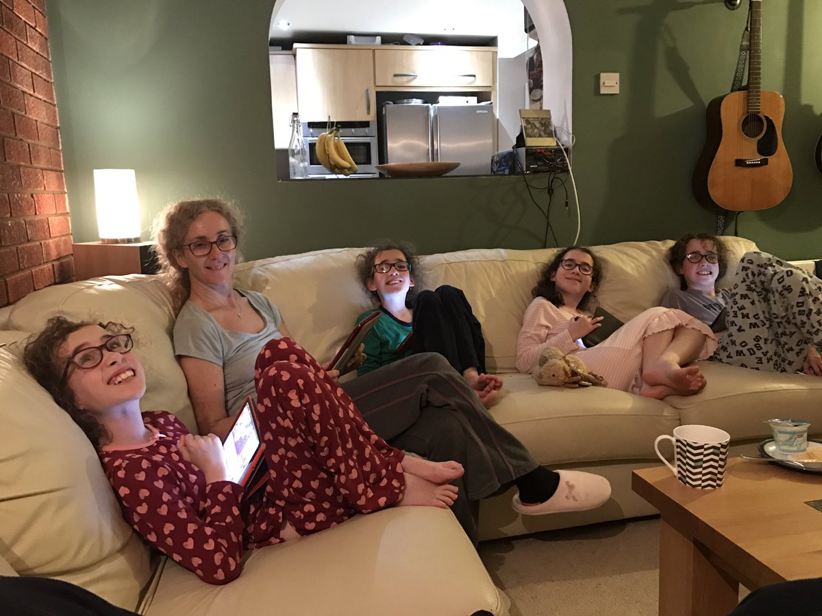 slavetothequads's tweet photo. Chilling on a Sat night https://t.co/96dekvK7i5
