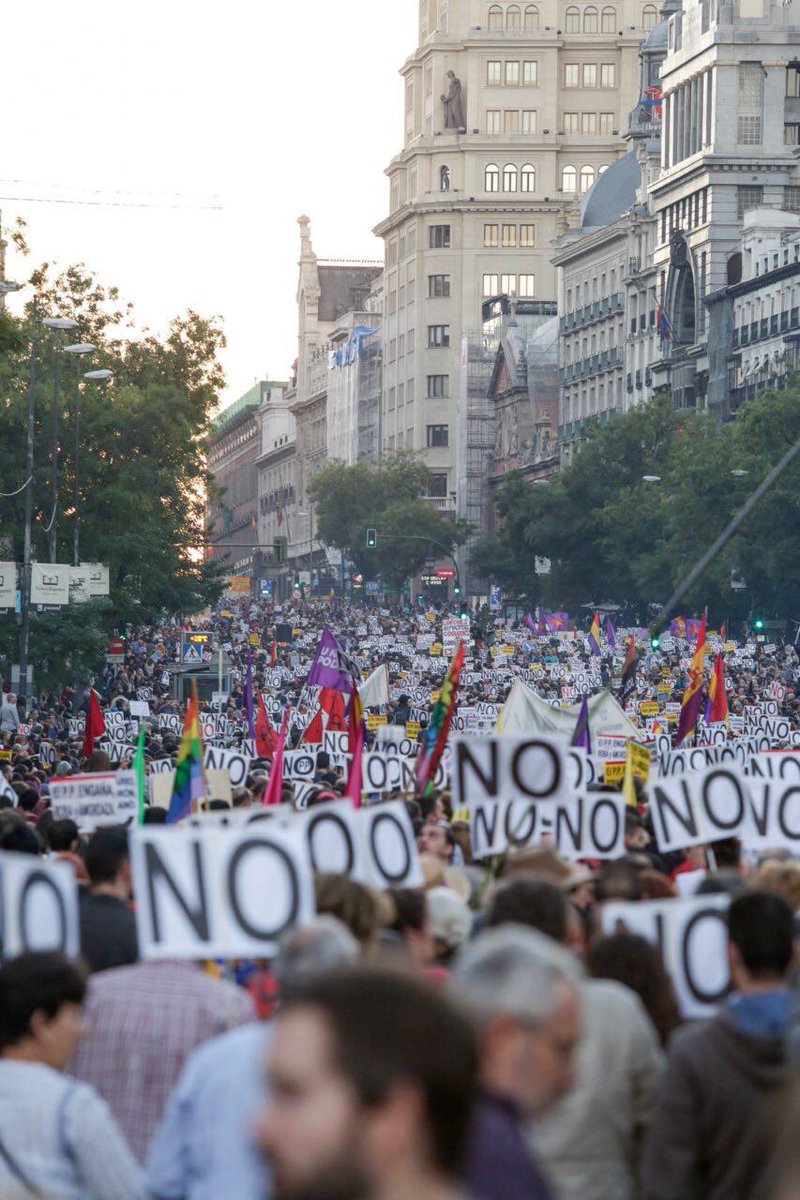 PodemosElHierro's tweet photo. En las calles decimos alto y claro que jamás nos rendiremos! #RajoyPresidenteARV https://t.co/18K0JUxtB9