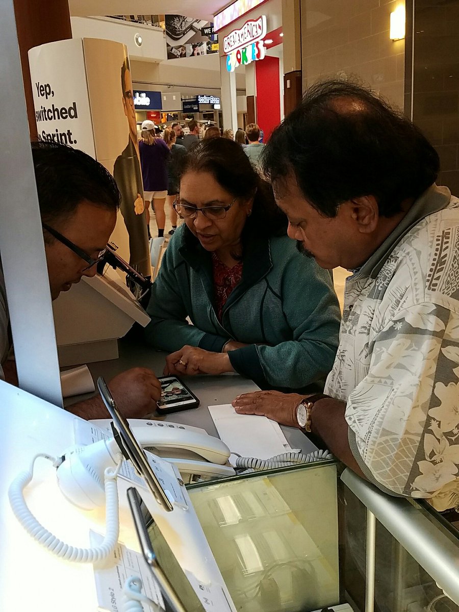 RawalDipen's tweet photo. Helping customer to set up the NEW iPhone 7. When we try to give customers more than 100% all the time. https://t.co/VhOpjcZ0W3