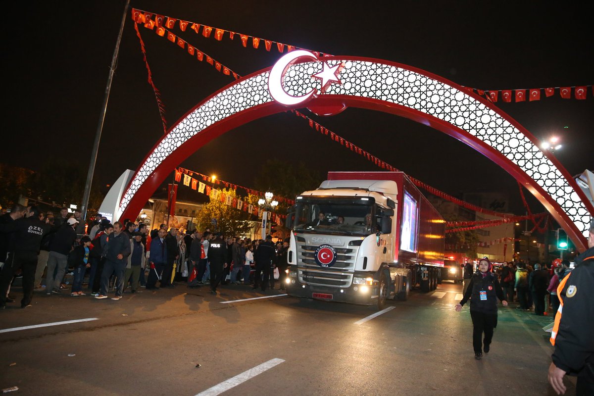 Tika_Turkiye's tweet photo. #29EkimCumhuriyetBayramı Fener Alayı Kortejine katılan TİKA Gönül Coğrafyası TIR'ı ile 150 ülkeye yayılan TİKA faaliyetleri anlatıldı https://t.co/x2mzPsg2hZ