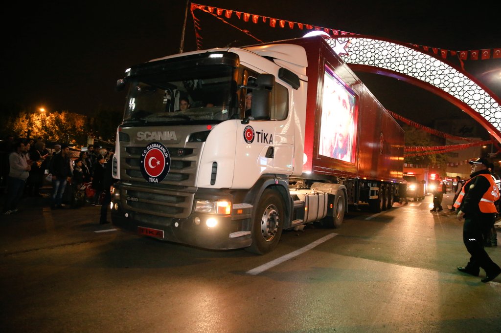 #29EkimCumhuriyetBayramı Fener Alayı Kortejine katılan TİKA Gönül Coğrafyası TIR'ı ile 150 ülkeye yayılan TİKA faaliyetleri anlatıldı