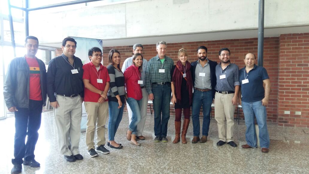 Mentores y especialistas del <a href="/el_BID/">Banco Interamericano de Desarrollo</a>   colaborando con #StartupWeekend 2016 #SWURL
