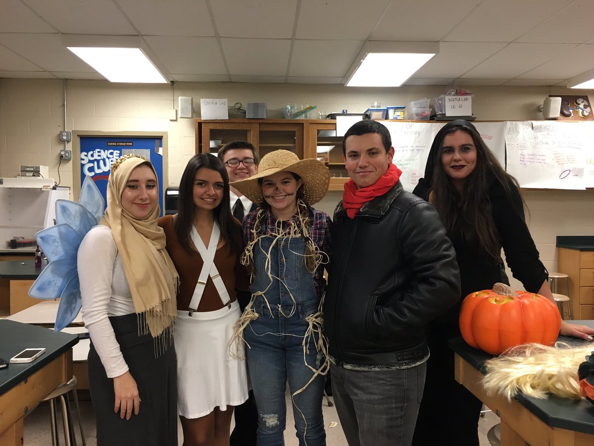lindynhs17's tweet photo. Great job to all those who came last night &amp; helped decorate throughout the week💛💛 https://t.co/jUmMHnlB5y