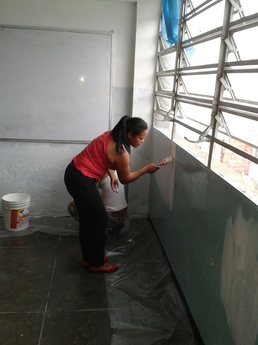 carrizal_psuv's tweet photo. #CarrizalAvanza Comuna de brisas de oriente en trabajo voluntariado para embellecer y recuperar la Unidad Educativa Andrés Bello https://t.co/YWn65uX9eO
