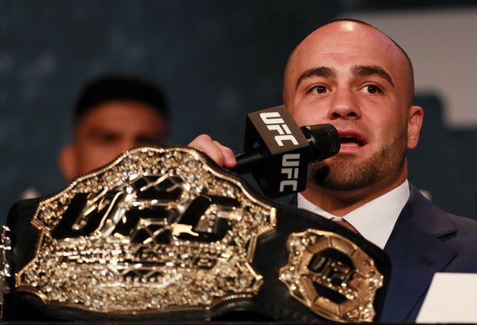 combate's tweet photo. Eddie Alvarez planeja finalizar Conor McGregor em 9 minutos no UFC 205 | https://t.co/s9TyliQfnh https://t.co/JxX77qJpkS