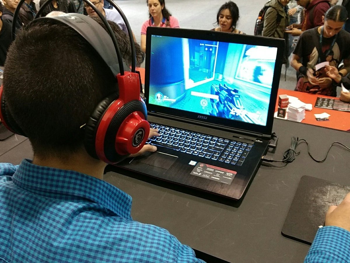 MSIGamingCO's tweet photo. La gente sigue disfrutando de @OverwatchLatAm en el stand de MSI en #SOFA2016 #MSIxSOFA https://t.co/9aZAAZzfDC