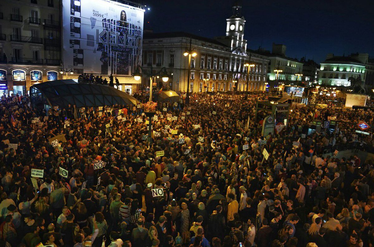 eldiarioes's tweet photo. Miles de personas se manifiestan contra la investidura de Mariano Rajoy https://t.co/MJb2Zny4sM https://t.co/hOZtlTgARP