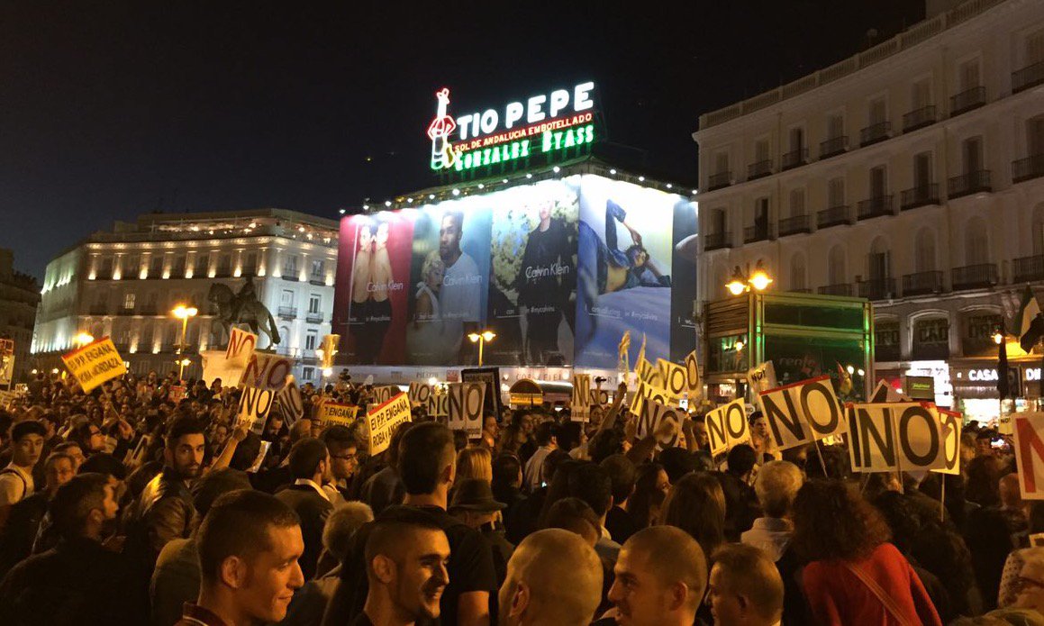 eldiarioes's tweet photo. Miles de personas se manifiestan contra la investidura de Mariano Rajoy https://t.co/MJb2Zny4sM https://t.co/hOZtlTgARP