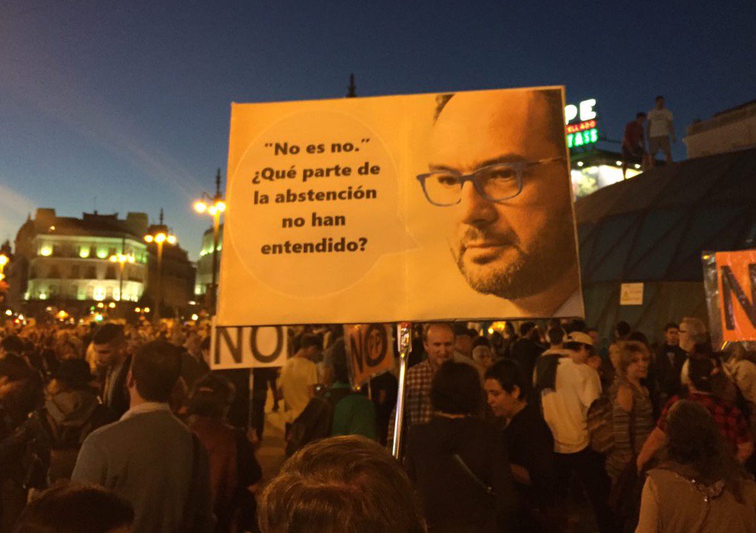 eldiarioes's tweet photo. Miles de personas se manifiestan contra la investidura de Mariano Rajoy https://t.co/MJb2Zny4sM https://t.co/hOZtlTgARP