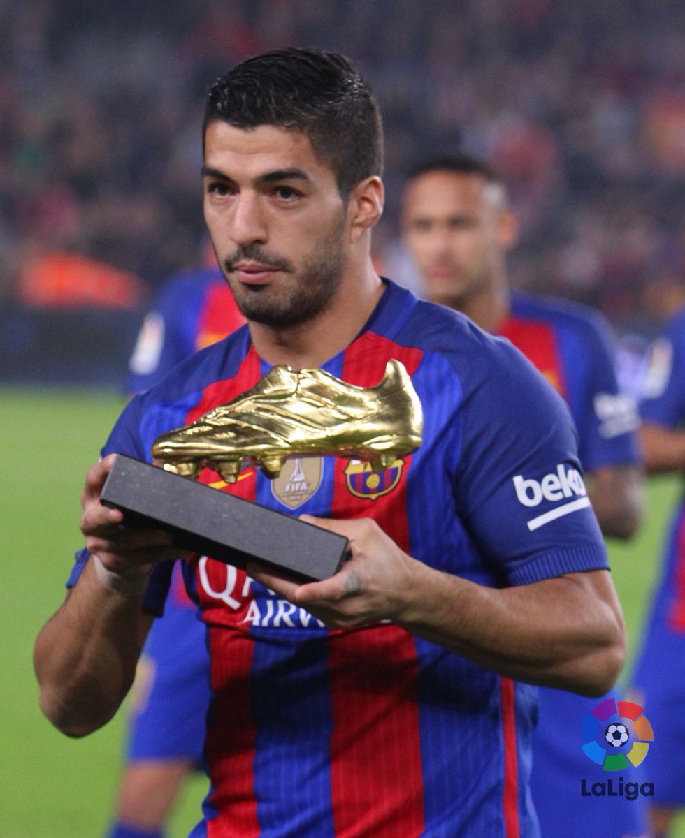 LaLiga's tweet photo. 40 goles en sus manos 🤗⚽️

@LuisSuarez9 ha brindado la Bota de Oro al Camp Nou antes del comienzo del #BarçaGranada. https://t.co/eTjCF6qp3A
